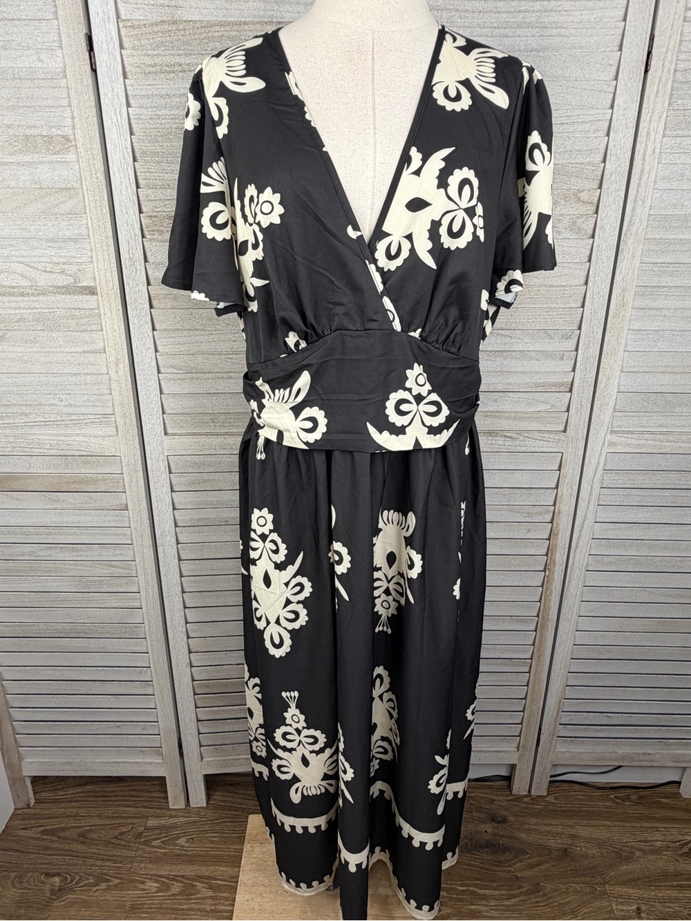 SHEIN (CURVE) V Neck Sash Waist Boho Floral Print Maxi Dress Black/Cream-2XL